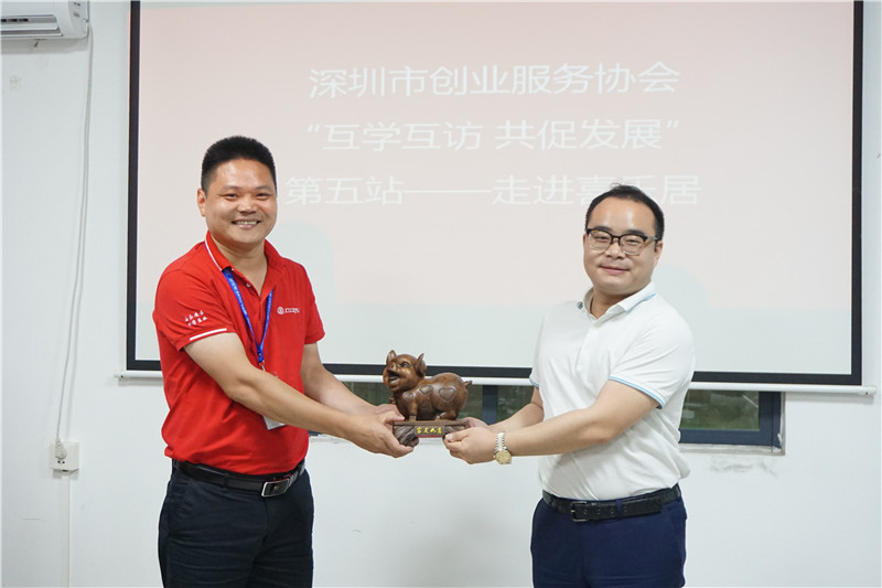 赠礼.JPG