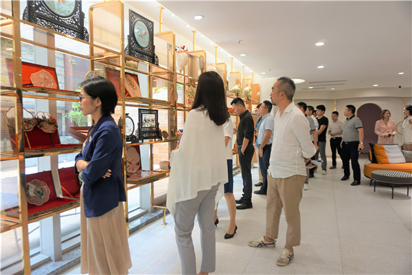 参观展厅.jpg